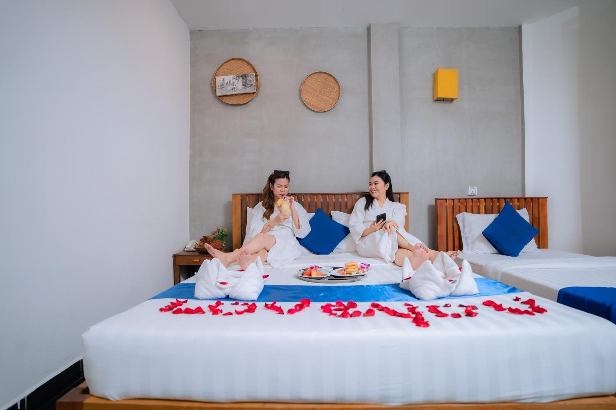 Grand Elevation Hotel Phnom Penh Exterior photo